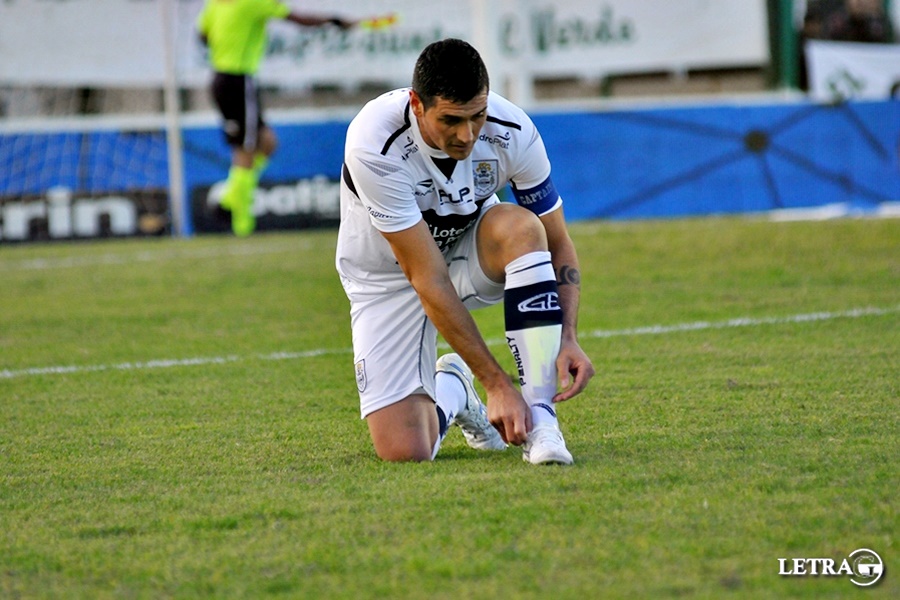 CON PUCHO ADENTRO Y FITO AL BANCO